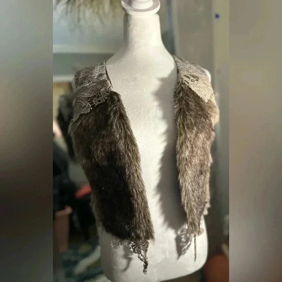 Gimmicks faux fur and lace vest - Picture 5 of 6